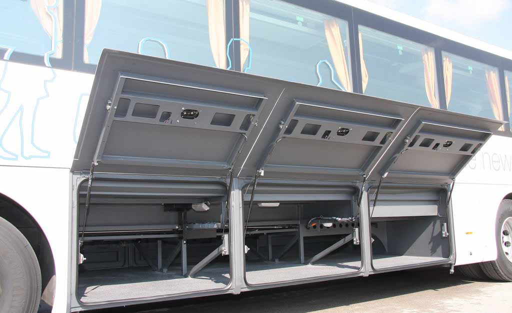 man_prezentoval_avtobus_lions_intercity_3